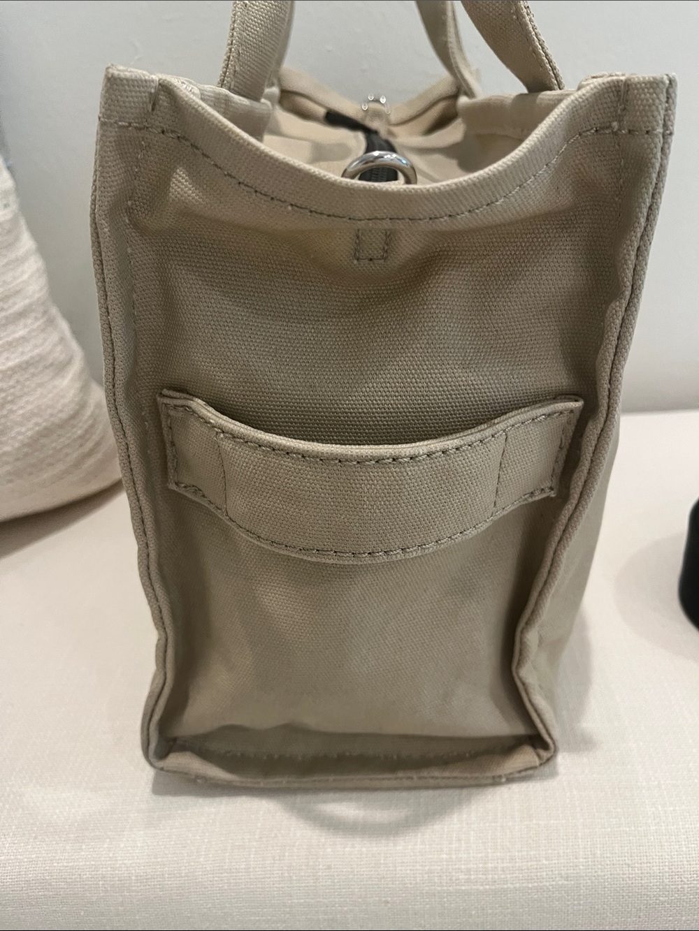 Marc Jacobs The Tote Bag Beige with Black Strap-Zipper Enclosure-Medium-Travel - Picture 5 of 12